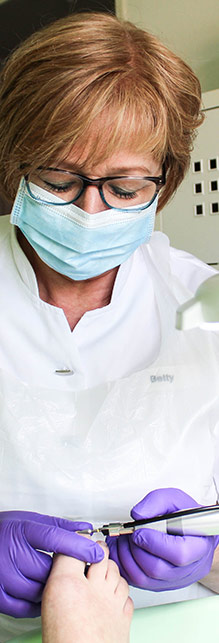 Pedicure Betty de Jong behandelt een voet. voetbehandeling bij pedicure